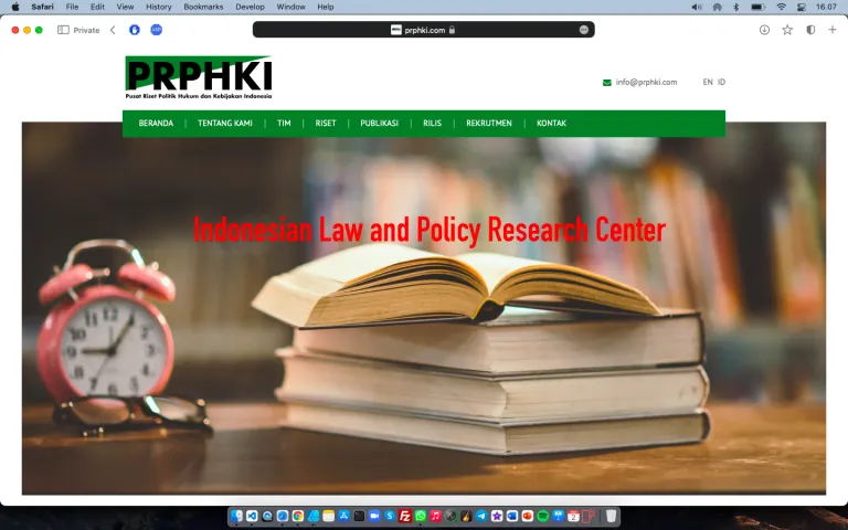 Tampilan website Pusat Riset PHKI
