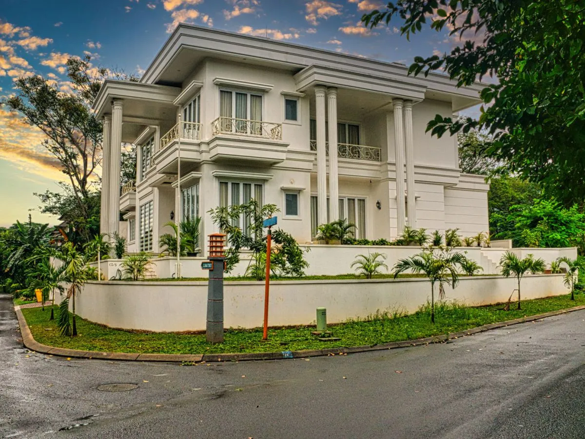 Rumah Klasik 2 Lantai Cluster Asri