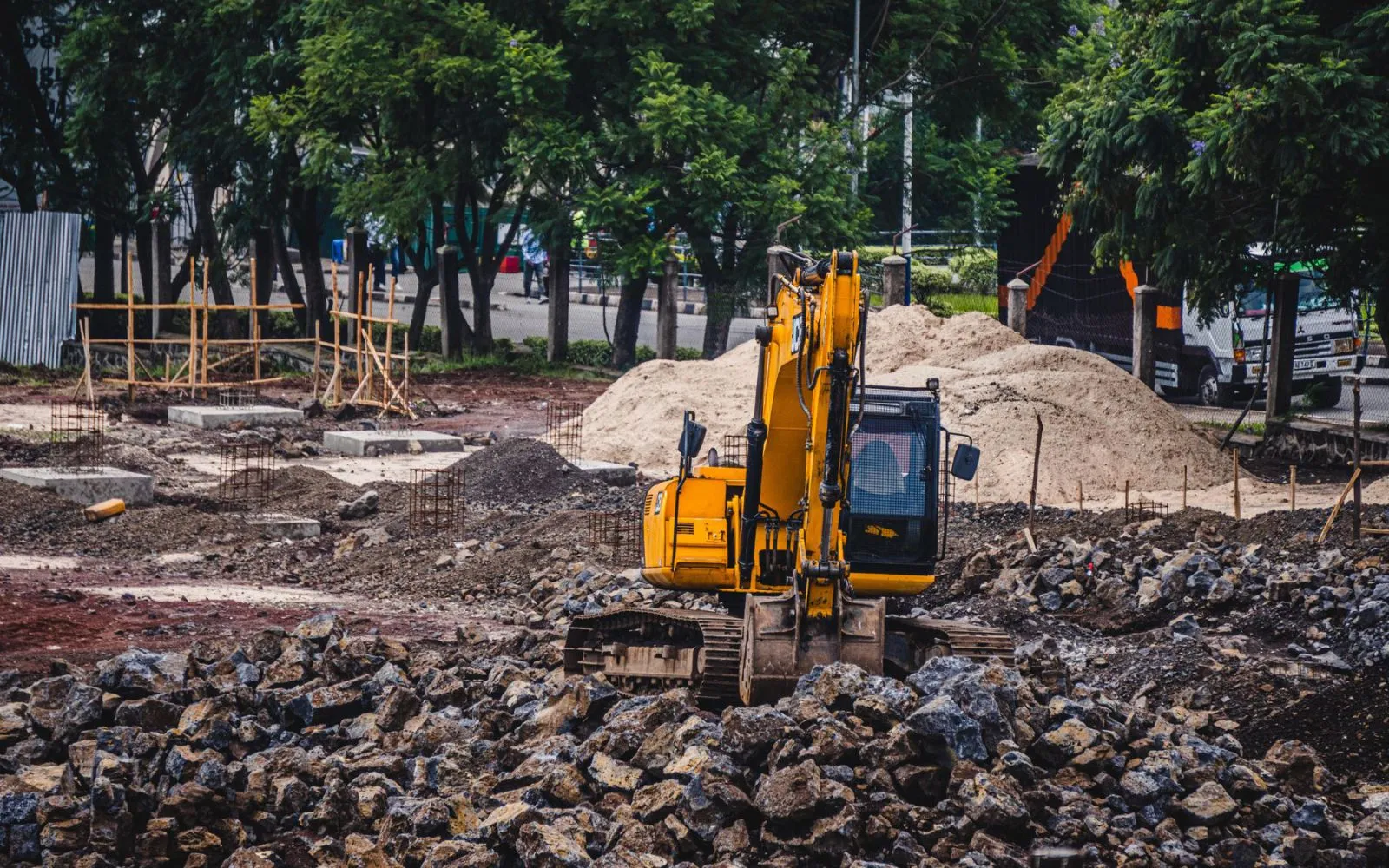 Tanah digali, proyek jalan