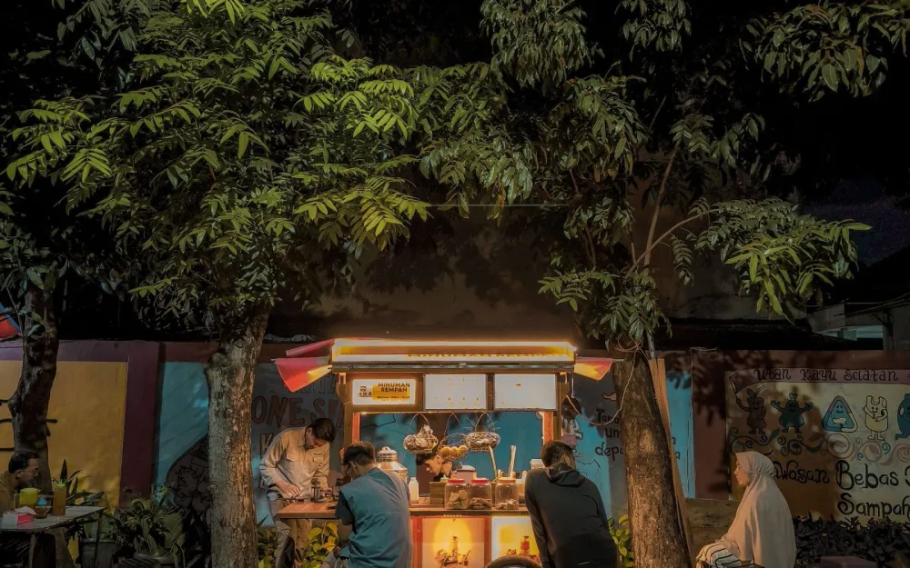 Nasi kucing, wedang jahe, obrolan panjang