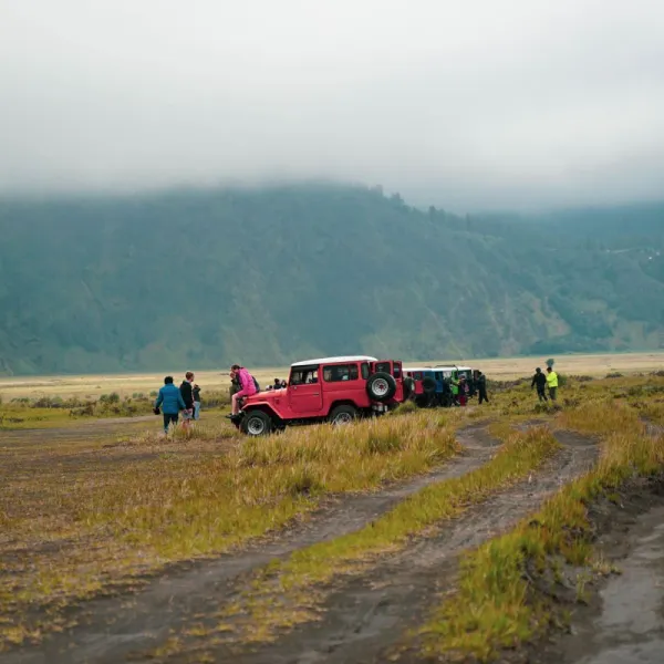 Jeep di lautan pasir