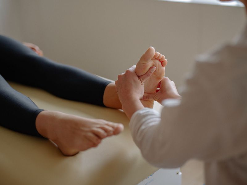 Pijat Kaki Terapeutik