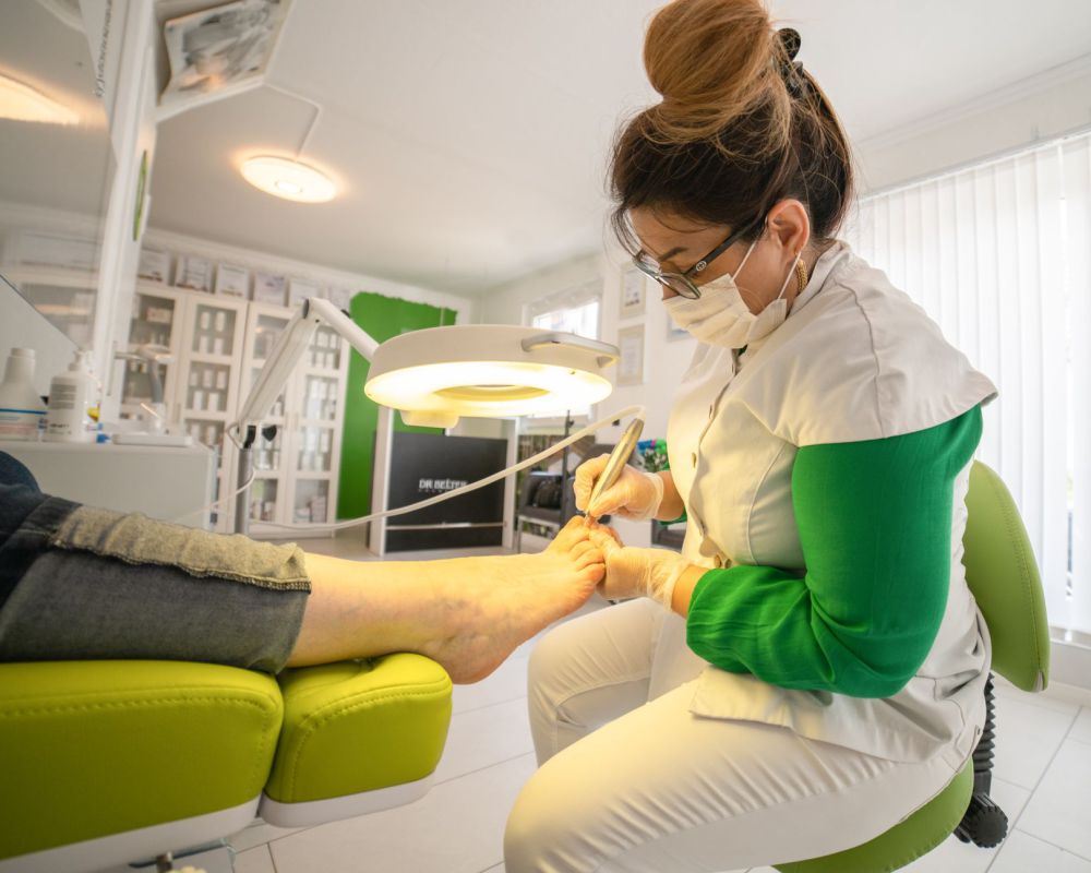Kaki dirawat seperti perawatan medis, bukan salon