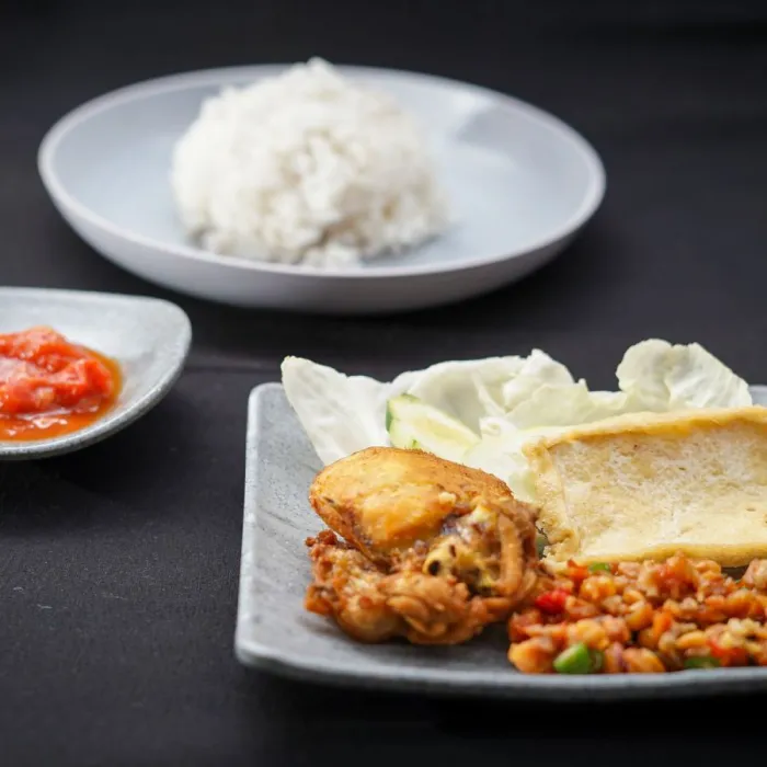 Ayam goreng, tahu & nasi hangat