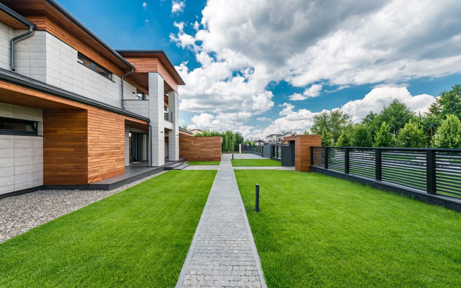 Rumah teras pinus, tinggal bawa koper