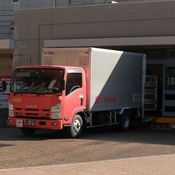 Truk engkel siap antar