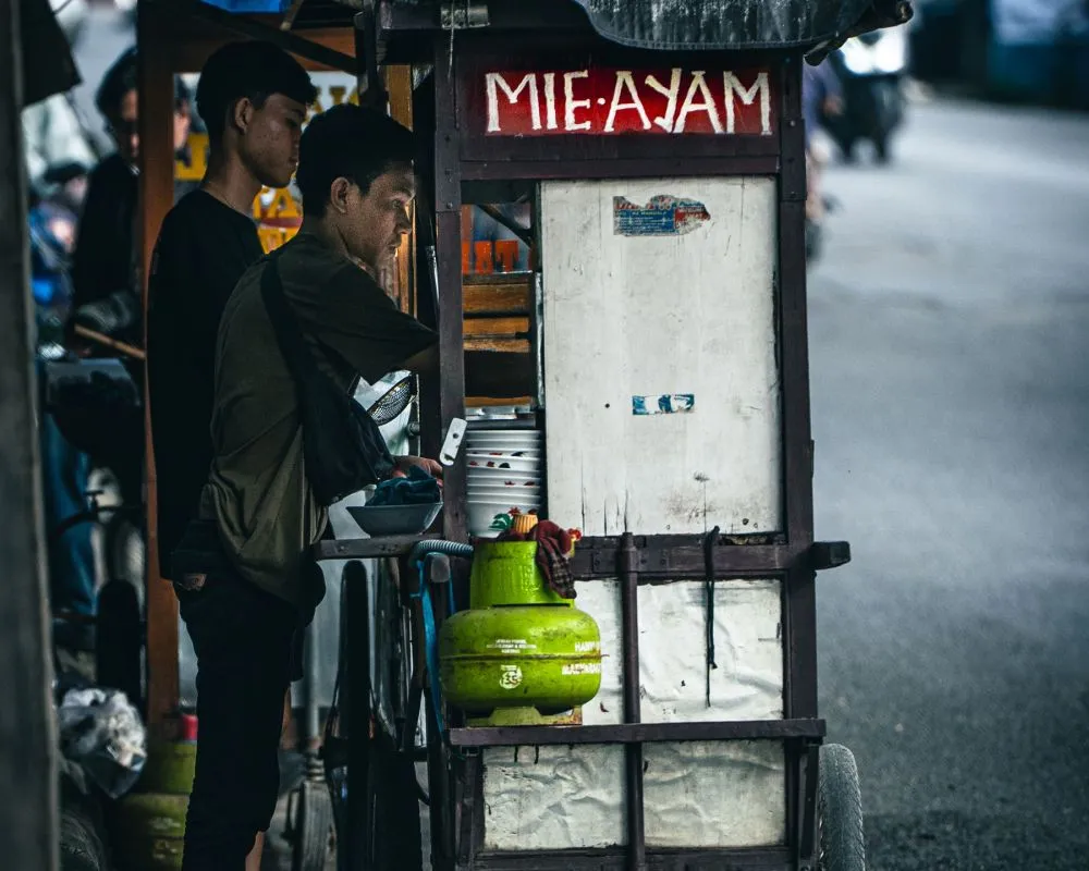 Mie digiling setiap siang