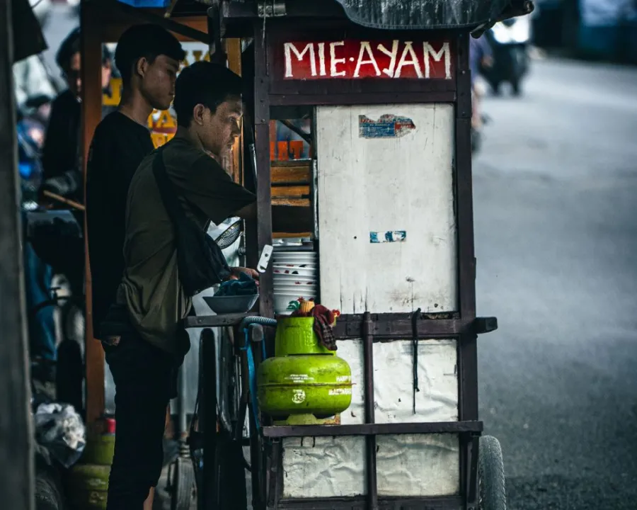 Mie digiling setiap siang