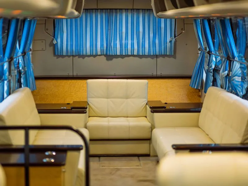 Van Lounge 6 Kursi