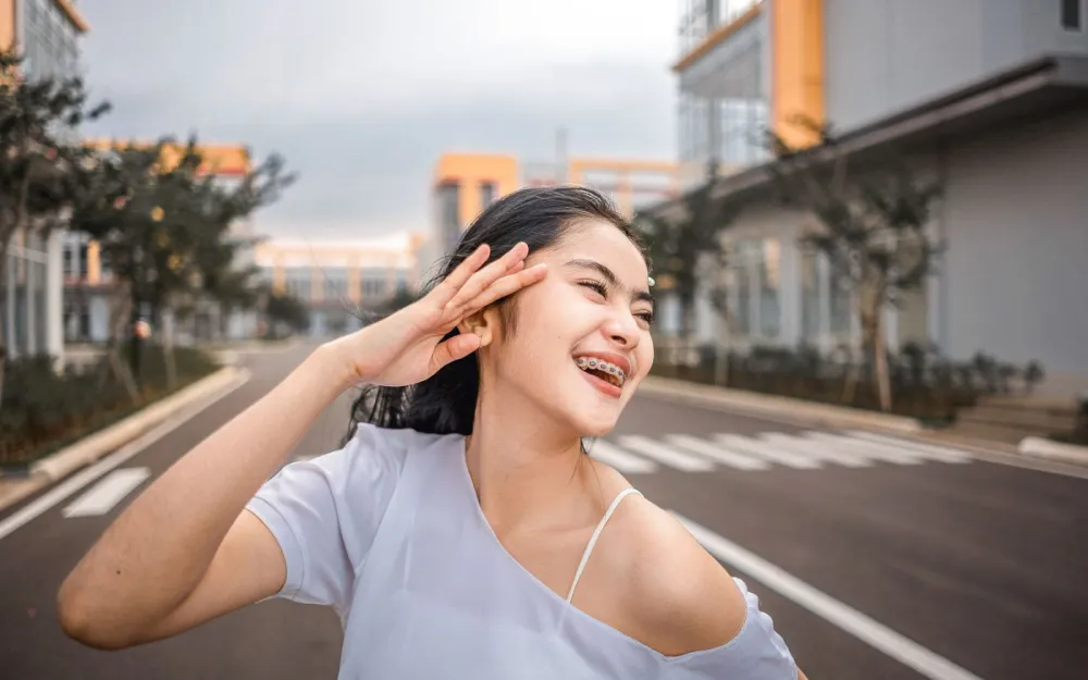 Senyum rapi, pelan tapi pasti