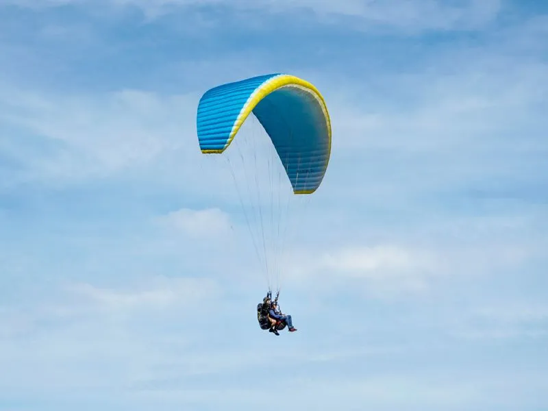 Terbang di Atas Awan