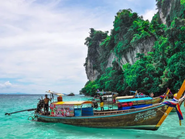 Perahu Cadik Warna-warni
