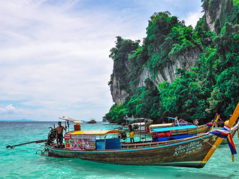Perahu Cadik Warna-warni
