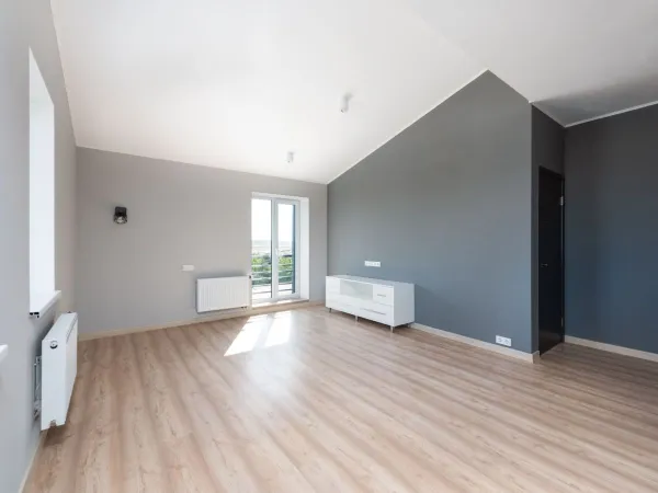 Kamar dengan lantai kayu