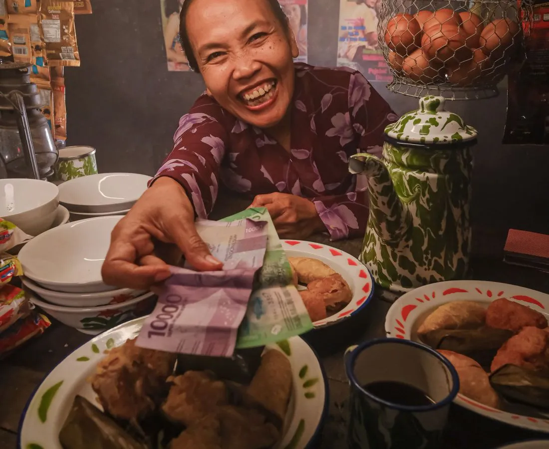 Dari dapur kecil di belakang pasar
