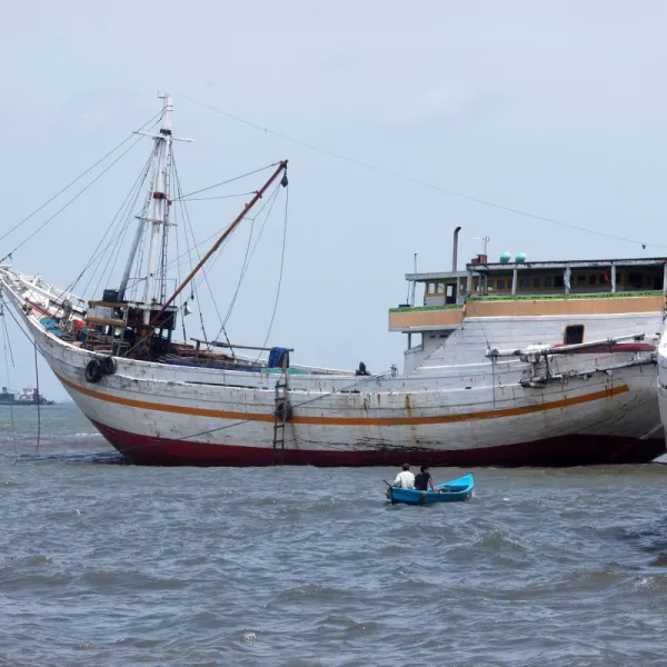 Phinisi di pelabuhan