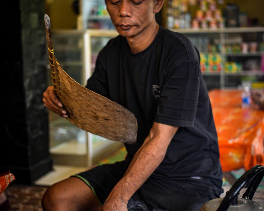 Tiga generasi mengipas arang