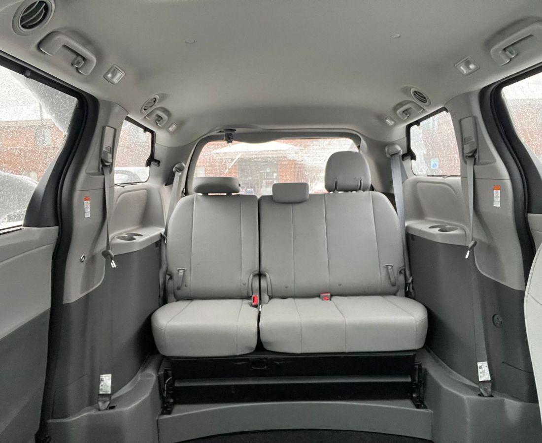 Minibus terawat, sopir yang hafal jalan