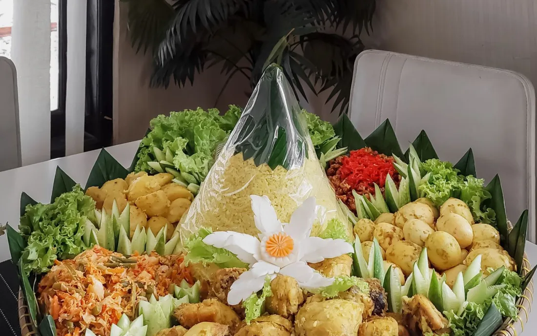 Puncaknya dipotong, syukurnya dibagi