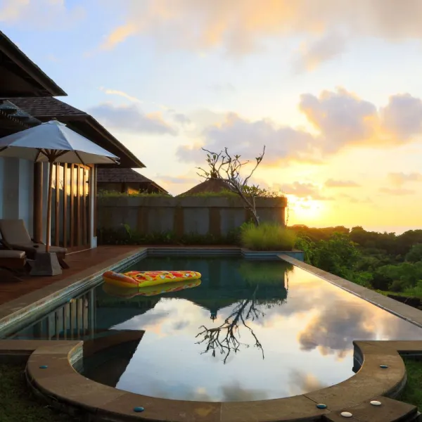 Senja di kolam